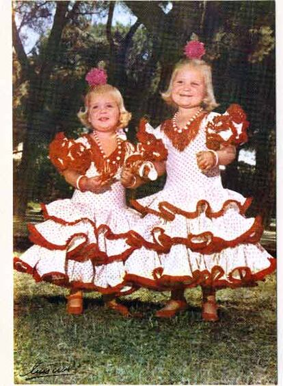 Hubo otros años en los que las postales de Navidad de la Casa Real tenían un toque algo más folclórico. Como esta, de 1968, en la que las infantas Elena y Cristina posan vestidas de sevillanas para felicitar las Pascuas.