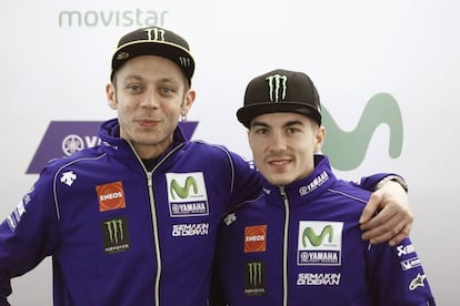 Valentino Rossi y Maverick Vi&ntilde;ales, al inicio del acto de presentaci&oacute;n del Yamaha Team.