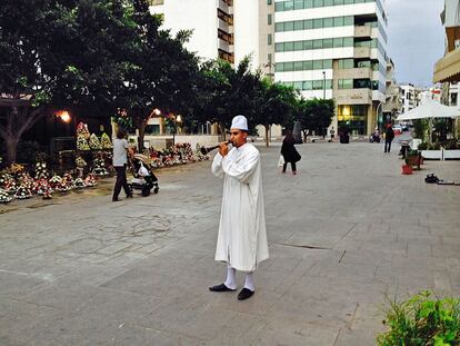 Rabat. Un músico tocando la gaita dulce en la plaza Pietri minutos antes de romper el ayuno del Ramadán.