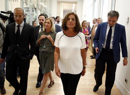 Ana Botella deja la sala en la que ha anunciado ante los medios de comunicación que no se presentará a la alcaldía de Madrid en 2015.