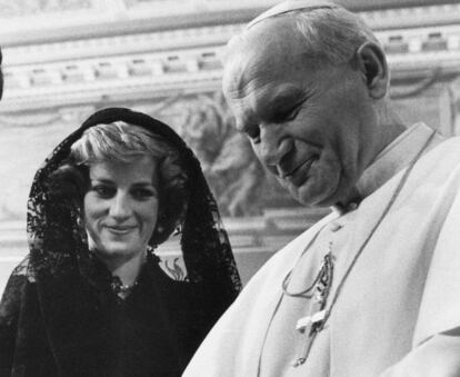 La princesa Diana es reuneix amb el papa Joan Pau II amb motiu d'una audiència privada a la Ciutat del Vaticà, el 29 d'agost del 1985.