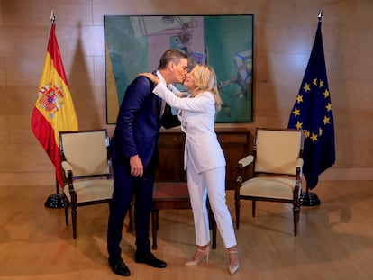 El presidente del Gobierno en funciones, Pedro Sánchez, durante su encuentro con la líder de Sumar, Yolanda Díaz.