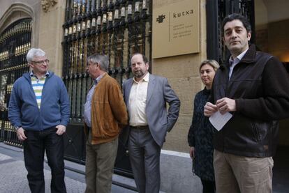 De izquierda a derecha, el portavoz de H1! en las Juntas Generales de Guipúzcoa, Joxan Rekondo; José Antonio Mutiloa; Mikel Zabala, miembro del Consejo de Administración de Kutxa; Isabel San Vicente, presidenta de la comisión de control de la entidad, y Pello González, ayer ante la sede de la entidad en San Sebastián.