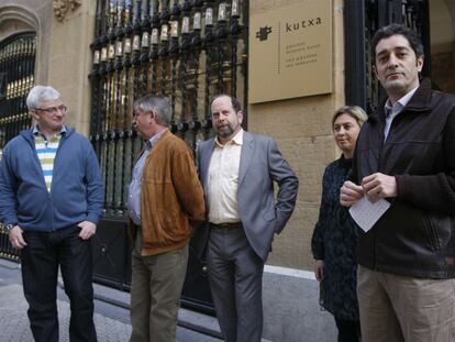 De izquierda a derecha, el portavoz de H1! en las Juntas Generales de Guipúzcoa, Joxan Rekondo; José Antonio Mutiloa; Mikel Zabala, miembro del Consejo de Administración de Kutxa; Isabel San Vicente, presidenta de la comisión de control de la entidad, y Pello González, ayer ante la sede de la entidad en San Sebastián.