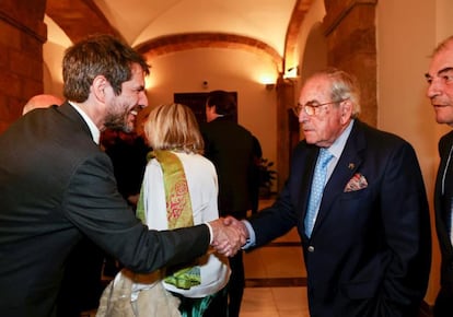 Eduardo y Antonio Miura saludan al ministro de Cultura en la entrega de las Medallas de Bellas Artes, celebrada el 3 de abril en Cádiz