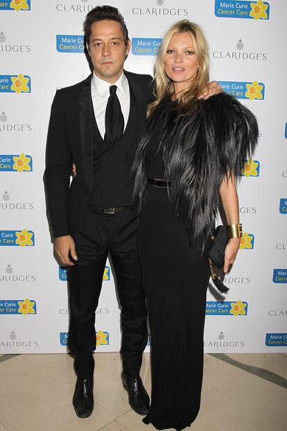 Kate Moss y Jamie Hince eran la pareja más famosa y fotografiada de esta fiesta, que se celebró en el Hotel Carnagie de Londres. Se trataba de una subasta benéfica a favor de la Fundación Marie Curie Cancer Care, organizada por la socialité Heather Kerzner.