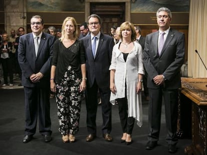 Jordi Jané, Neus Munté, Artur Mas, Meritxell Borràs i Jordi Ciuraneta, aquest migdia al Palau de la Generalitat.
