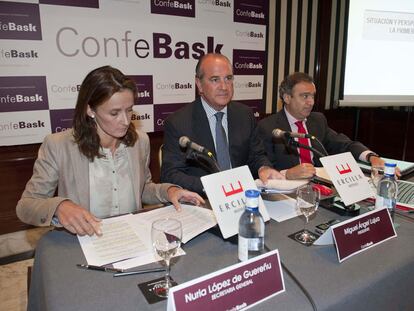 El presidente de Confebask, Miguel Ángel Lujua, ayer entre sus ejecutivos Nuria López de Gereñu y Eduardo Arechaga.
