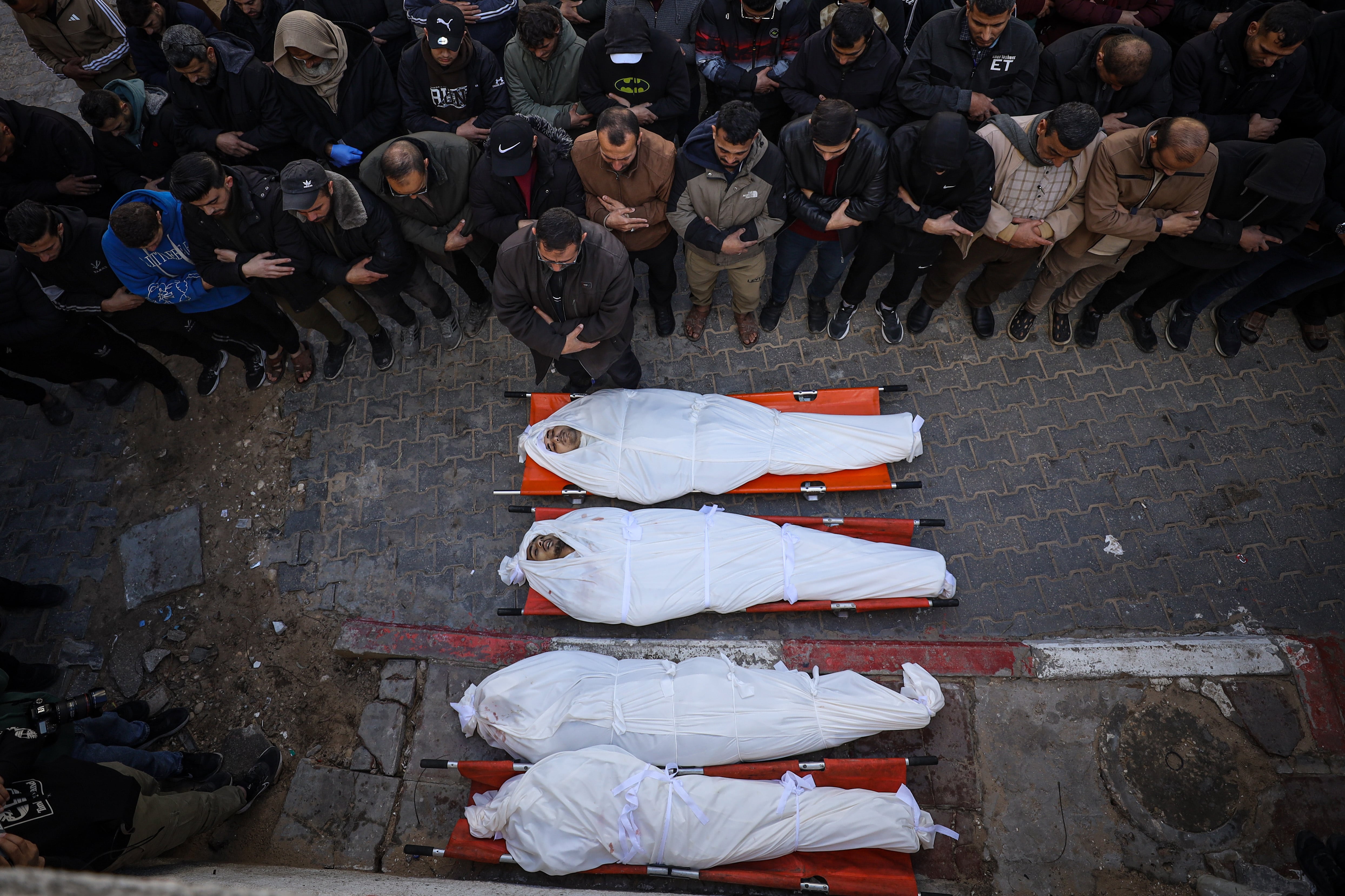 Más de 20 palestinos muertos en bombardeos israelíes en Gaza pese al alto el fuego