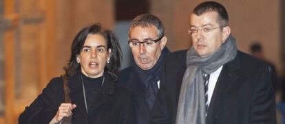 Diego Torres (c) junto a su mujer, Ana María Tejeiro y su abogado.