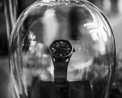 Reloj de Porsche Design en vitrina.