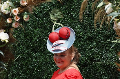Los sombreros, tocados y pamelas de las asistentes pueden ser finos y elegantes, pequeños y discretos, pero también llamativos rozando lo kitch. En la imagen, uno de los extravagantes tocados que ha lucido una asistente al Royal Ascot en el primer día de carreras.
