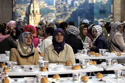 Mujeres turcas esperan a la caída de la tarde para romper el ayuno del Ramadán, ayer en Estambul.