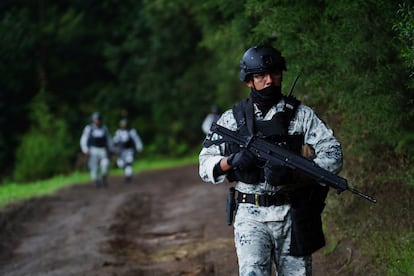Elementos de la Guardia Nacional recorren la comunidad indígena de Capacuaro, cerca de un centro de adiestramiento para mercenarios, el 7 de julio.