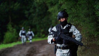 Autoridades mexicanas inspeccionan un centro de entrenamiento de sicarios en Michoacán.