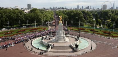 El pelotón pasa por el monumento a la reina Victoria, en The Mall.