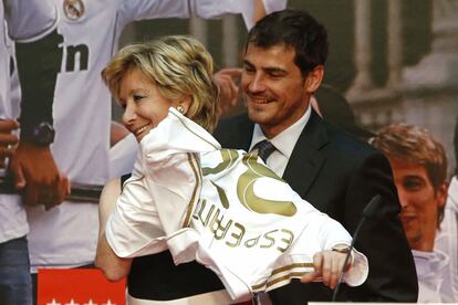 La presidenta de la Comunidad, Esperanza Aguirre, se prueba la camiseta del equipo blanco regalada por Iker Casillas, capitán del Real Madrid.
