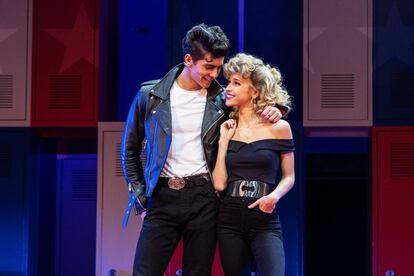 Ha pasado medio siglo desde que el musical Grease subiera en 1971 a los escenarios de un teatro en Chicago. Ahora regresa a la escena madrileña, al Teatro Nuevo Alcalá de Madrid, dirigido por David Serrano y con un reparto de actores jóvenes. 