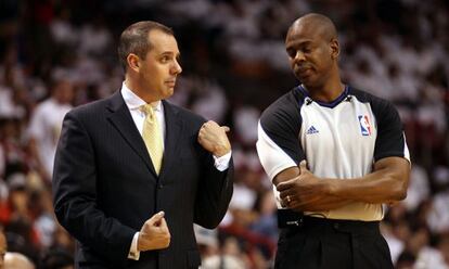 Frank Vogel, técnico de Indiana Pacers, protesta al árbitro.