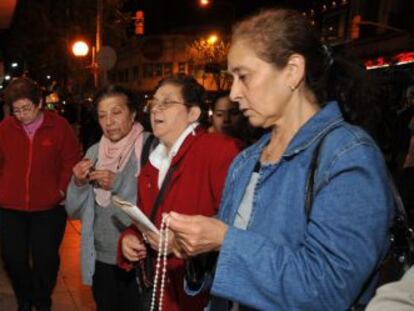 Partidarios de la presidenta se concentran a las puertas del hospital Favaloro, en Buenos Aires.