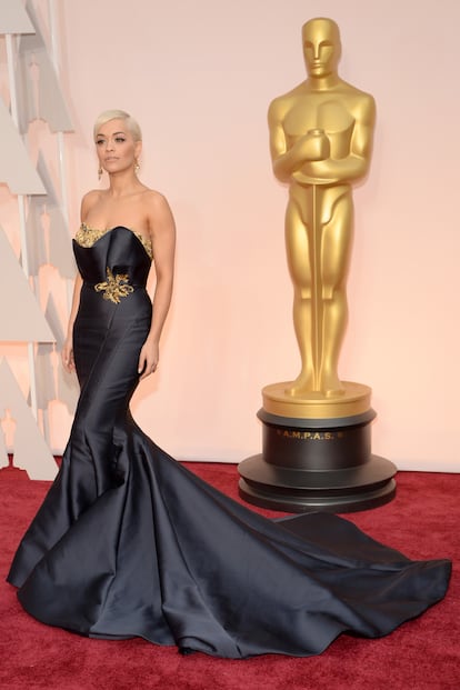 Ha sido una de la apariciones fugaces de 50 sombras de Grey y también se ha colado en la gala de los Oscar. La cantante Rita Ora, con este aparatoso Marchesa, actuó en la ceremonia para interpretar la canción Grateful.