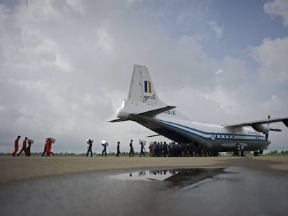 Foto de aeronave de transporte da Força Aérea de Myanmar semelhante a que desapareceu.