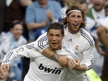 Cristiano Ronaldo es abrazado por Sergio Ramos tras conseguir el gol definitivo del Madrid ante Osasuna.