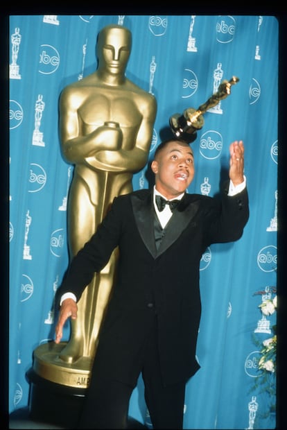 CUBA GOODING JR. – Tuvo que competir con el carisma de Tom Cruise y los mohines de Renée Zellweger en 'Jerry Maguire' (1996) y salió airoso. Cuando los espectadores salían de ver el drama deportivo de Cameron Crowe todo el mundo gritaba “show me the money!” ("¡enséñame el dinero!”) el mantra del hipervitaminado y mineralizado Rod Tidwell. ¿Quién es Cuba Gooding Jr.?, se preguntaban ante la omnipresencia del actor durante la promoción de la película. También se cuestionaban cómo aquel tipo tan extrovertido podía haber pasado desapercibido hasta entonces. Apenas nadie le recordaba por su paso por éxitos como 'El príncipe de Zamunda', 'Algunos hombres buenos' o 'Estallido'. ¿Qué pasó después del Oscar? La magia no tardó en desvanecerse y el actor es consciente de que tuvo parte de culpa. Años después, admitió que no tomó decisiones adecuadas y que algunos proyectos que parecían tener todo a favor fracasaron. Él mismo reconoció que ganar el Oscar había sido “una maldición”, que su papel en Jerry Maguire le había llevado tan alto que sería imposible superarlo. “Así que dije que no a un montón de directores”, reconoció. Entre ellos estaban Steven Spielberg, que lo quiso en 'Libertad', Michael Mann y Taylor Hackford, que pensó en él para interpretar a Ray Charles (el papel que le acabaría dando el Oscar a Jamie Foxx). "Me desterraron al desierto de las películas directas a vídeo", declaró a 'Page Six'. Otras sí llegaron al cine, como 'Boat Trip: Este barco es un peligro', aunque tal vez hubiese preferido que no hubiese sido así: no sólo le sirvió para ser nominado al Razzie sino que recibió un severo varapalo por su contenido homófobo. No corrieron mejor suerte la sensiblera 'Me llaman Radio' ni la vergonzante 'Norbit'. "Estaba enfadado. Me destrozaba el alma. Gritaba y chillaba, pero era la voluntad de Dios durante los ocho o diez años que lo hice, porque en cada película aprendía algo". La redención le llegó a través de la televisión, una opción que en principio le pareció un paso atrás en su carrera, pero después de pasar nueve años en “caída libre” aceptó interpretar a O.J Simpson en 'American Crime Story', donde de nuevo pudo revivir los antiguos y efímeros tiempos de éxito.