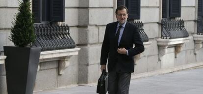 GRA008. MADRID, 25/06/2014.- El presidente del Gobierno, Mariano Rajoy, a su llegada a la sesi&oacute;n de control en el Congreso de los Diputados. EFE/Juan Carlos Hidalgo