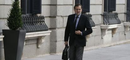 GRA008. MADRID, 25/06/2014.- El presidente del Gobierno, Mariano Rajoy, a su llegada a la sesión de control en el Congreso de los Diputados. EFE/Juan Carlos Hidalgo