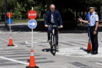 El alcalde Josep Monràs en bicicleta.