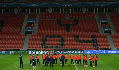 Los jugadores del Paris Saint-Germain en el estadio del Leverkusen.