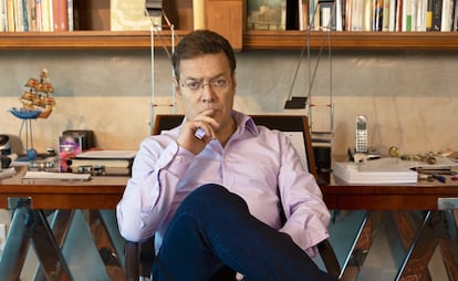 El escritor colombiano Juan Carlos Botero en su casa, en Miami.