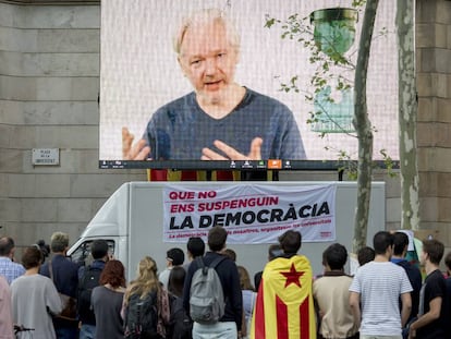 Julian Assange, en videoconferencia con estudiantes universitarios en Barcelona en septiembre de 2017.