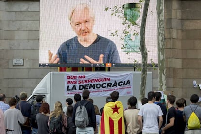Julian Assange, en videoconferencia con estudiantes universitarios en Barcelona en septiembre de 2017.