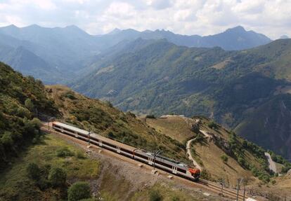 Bajada en tren en el puerto asturiano de Pajares. 