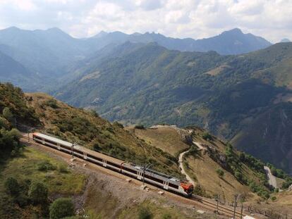 Bajada en tren en el puerto asturiano de Pajares. 