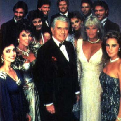 En 1981 Aaron Spelling abordó el género de los culebrones con formidable éxito. Las luchas entre los Carrington y los Colby entre los pozos de petróleo de Denver se mantuvieron nueve años en antena. John Forsythe, Linda Evans, Joan Collins, Pamela Sue Martin y Emma Samms, los protagonistas de <i>Dinastía,</i> se conviertieron en los embajadores del <i>american way of life</i> en todo el mundo. Al terminar la serie, <i>Los Colby,</i> capitaneados por Charlton Heston, mantuvieron un par de temporadas más la llama de la saga.