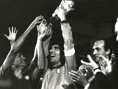 Dino Zoff levanta la Copa Jules Rimet en el Bernabéu, en 1982.
