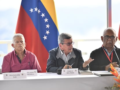 Pablo Beltrán, representante de la guerrilla, en el centro, habla de las negociaciones de paz, en Caracas, Venezuela.