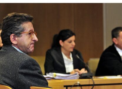 El acusado Miguel Ángel L. S., en la Sala de la Audiencia Provincial donde se le juzga por abusos sexuales.
