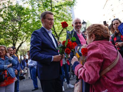 El líder del PP, Alberto Núñez Feijóo, junto con el candidato a la alcaldía de Barcelona por el PP, Daniel Sirera, reparten rosas por Sant Jordi.
