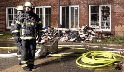 El equipo de bomberos, a las puertas del 'Hamburger Morgenpost'.