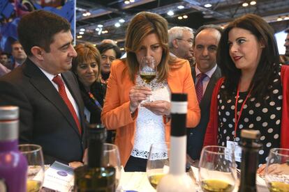 La presidenta de la Junta de Andalucía, Susana Díaz, junto al consejero de Turismo y Comercio, Rafael Rodríguez (segundo por la derecha), durante su visita al stand de la Junta de Andalucía.