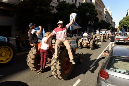 Diferentes agrupaciones de productores rurales protestan en tractor contra las políticas económicas del gobierno.