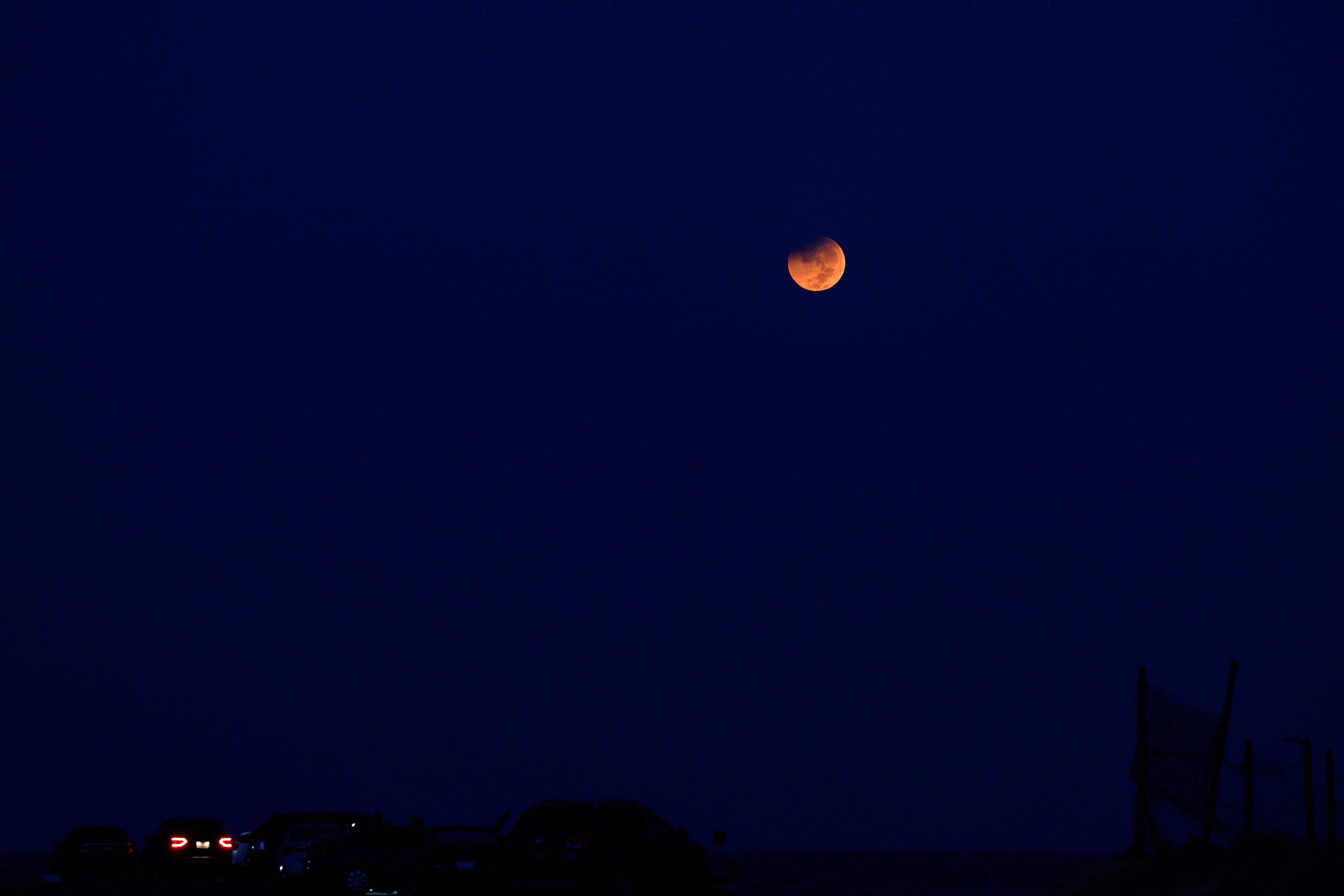 El eclipse parcial de luna, en imágenes