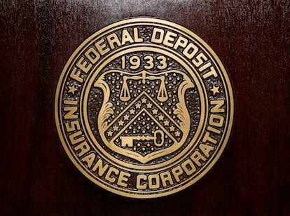 El logotipo de la Corporación Federal de Seguro de Depósitos (FDIC), en su sede de Washington, en una imagen de archivo.