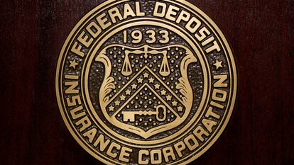 El logotipo de la Corporación Federal de Seguro de Depósitos (FDIC), en su sede de Washington, en una imagen de archivo.