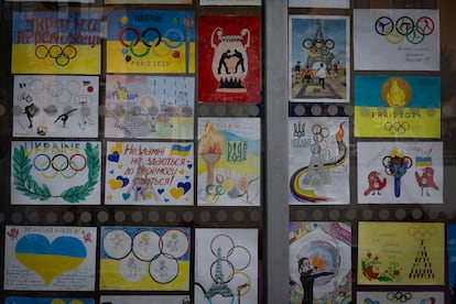 Detalle de dibujos en los bajos del edificio que alberga a los atletas ucranios.