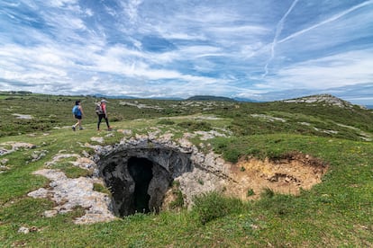 Dos paseantes junto a la cueva del Cúlebre.